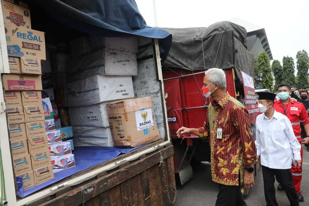 Gubernur Jawa Tengah Ganjar Pranowo mengecek bantuan yang akan dikirim untuk korban gempa Cianjur, Jawa Barat, di halaman Kantor Pemprov Jateng, Kamis (24/11/2022). Selain mengirim bantuan berupa uang tunai dan barang, Jateng juga mengirimkan puluhan sukarelawan. 