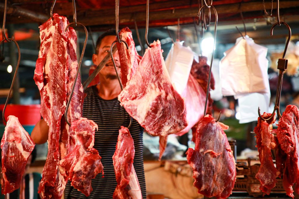 Pedagang melayani pembelian daging sapi segar di Pasar Kebayoran Lama, Jakarta Selatan, Senin (18/4/2022).
