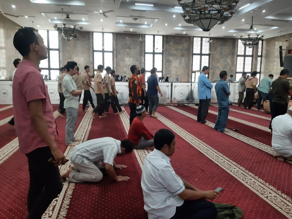 Jemaah melakukan ibadah pada bulan Ramadhan di Masjid Agung Sunda Kelapa di kawasan Menteng, Jakarta Pusat, Rabu (29/3/2023).