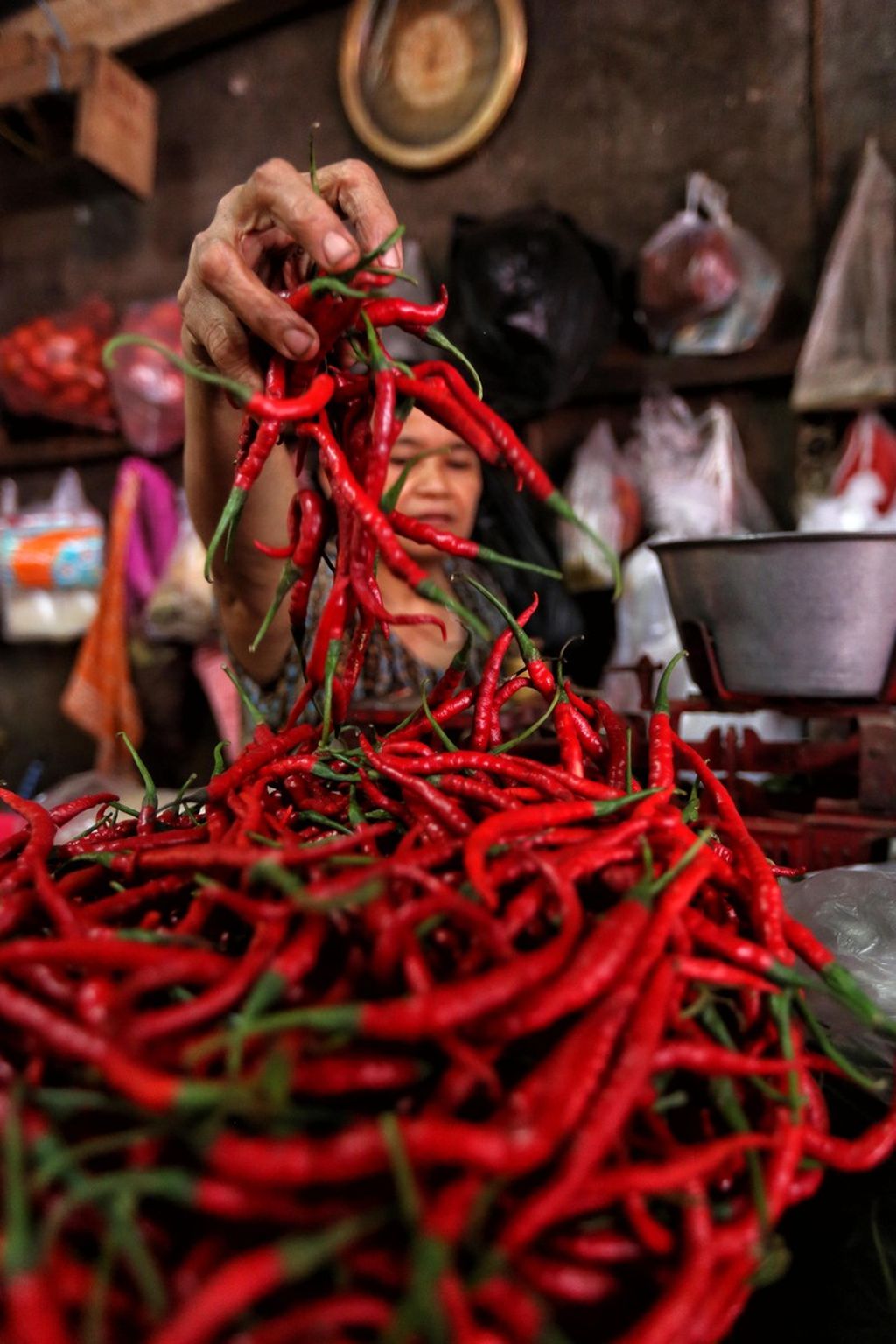  Pedagang melayani pembeli cabai merah keriting di Pasar Kebayoran Lama, Jakarta Selatan, Rabu (30/9/2020). Harga cabai merah keriting di pasar beranjak naik dari tiga hari yang lalu dari Rp 25.000 per kilogram menjadi Rp 38.000 per kg.