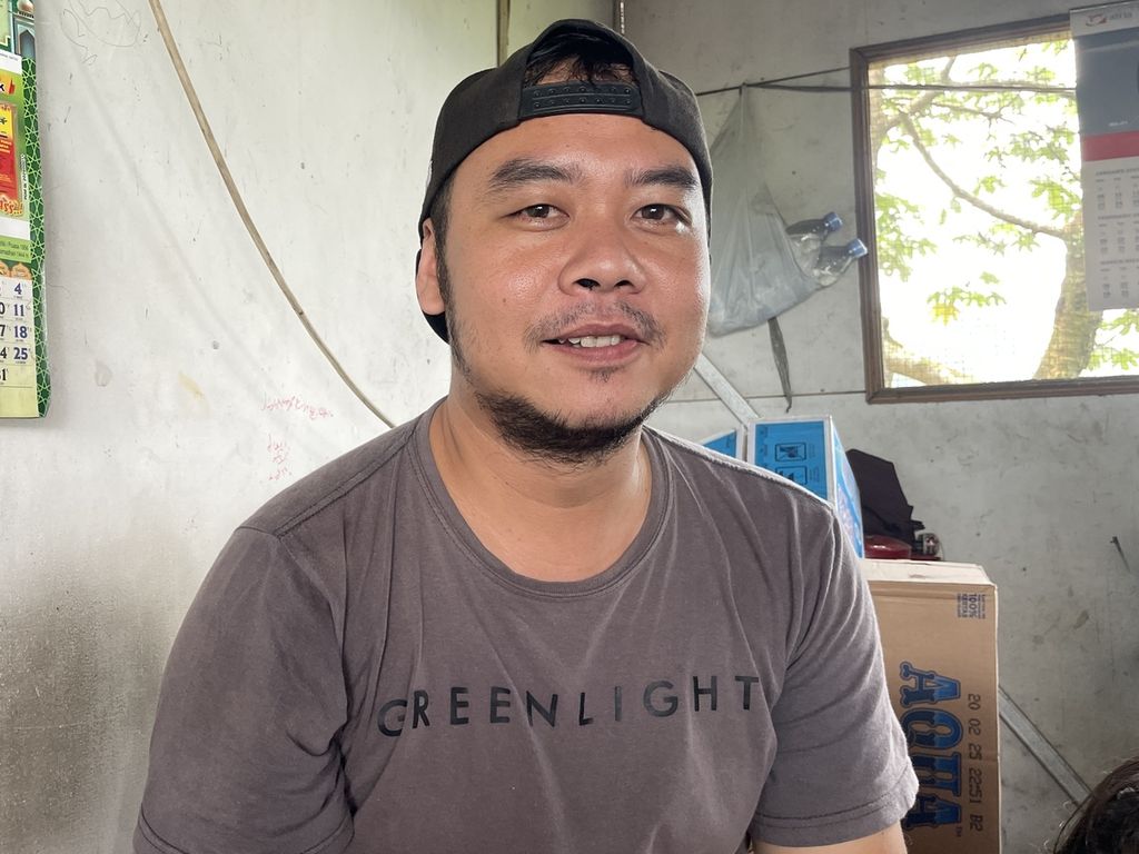 Warga Cibitung, Kabupaten Bogor, bernama Rapih Oktopriady (35) terbiasa melewati Jembatan Cikereteg dari dan ke tempat kerjanya di Cicurug, Kabupaten Sukabumi.
