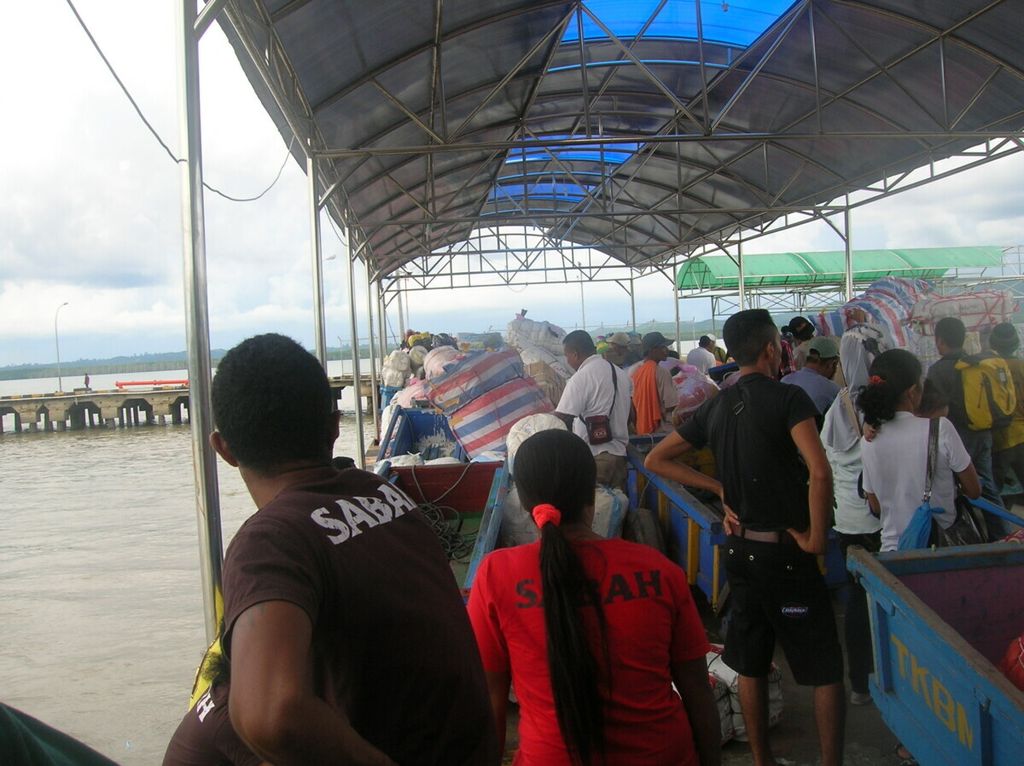 Pelabuhan Tunon Taka di Nunukan menjadi tempat pelabuhan kepergian dan kepulangan pekerja migran asal Nusa Tenggara Timur dari dan ke Malaysia.