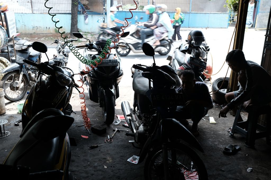 Antrean reparasi sepeda motor di bilangan Kembangan, Jakarta Barat, Senin (17/10/2022).