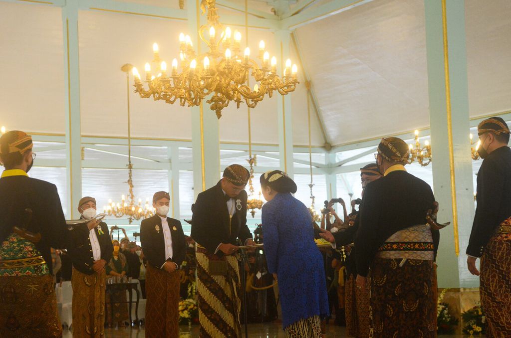 Gusti Kanjeng Putri Mangkunegara IX menyerahkan surat keputusan atau kekancingan kepada Gusti Pangeran Haryo Bhre Cakrahutomo Wira Sudjiwo saat penobatan sebagai Mangkunegara X di Pura Mangkunegaran, Kota Solo, Jawa Tengah, Sabtu (12/3/2022).