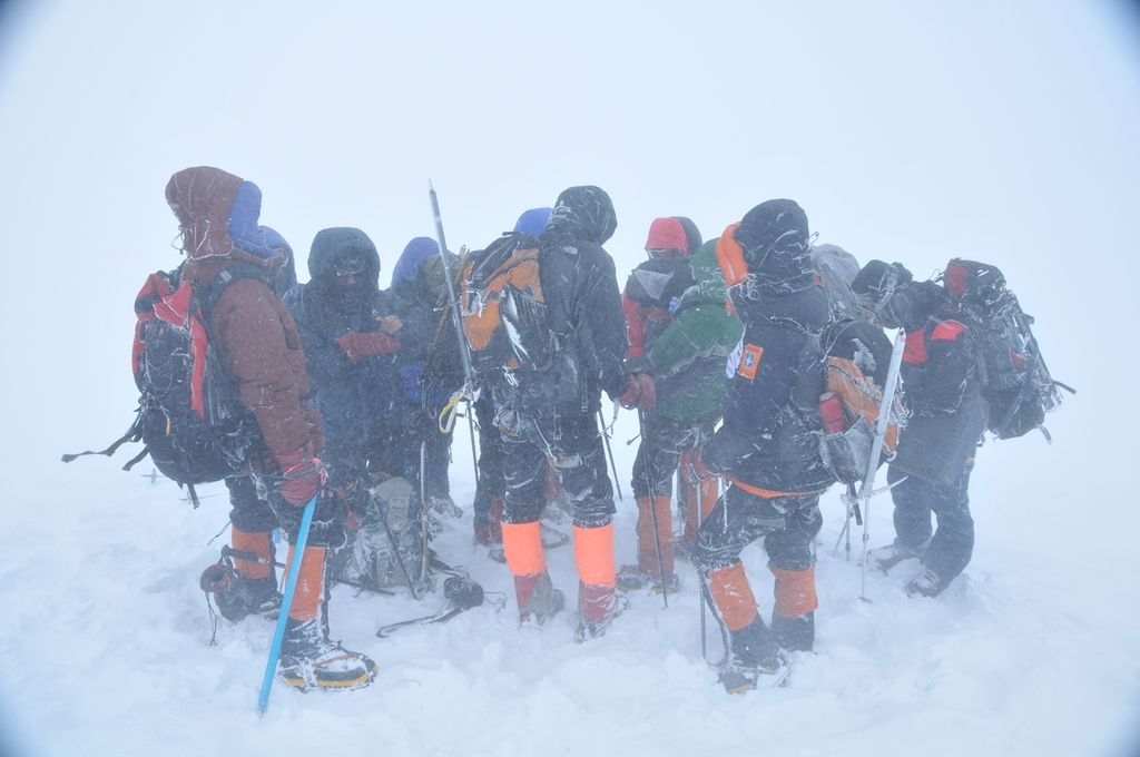 Pendakian pertama menuju puncak Gunung Elbrus di Rusia pada 17 Agustus 2010 oleh Tim Ekspedisi Tujuh Puncak Dunia Wanadri. Upaya mencapai puncak terhalang badai salju sehingga tim memutuskan untuk turun.