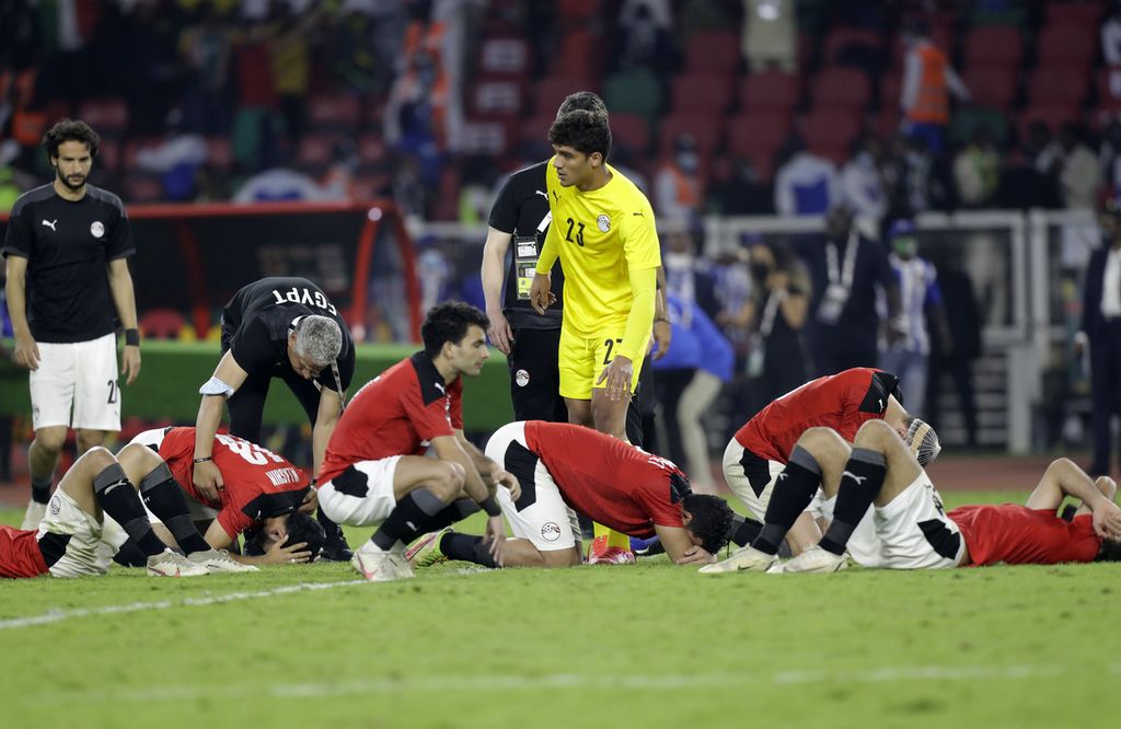 Reaksi kekalahan para pemain Mesir seusai pertandingan final Piala Afrika 2022 antara Senegal dan Mesir di Stadion Ahmadou Ahidjo di Yaounde, Kamerun, Minggu (6/2/2022).