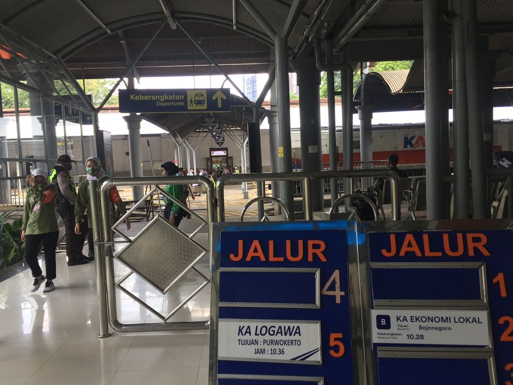 Suasana di Stasiun Surabaya Gubeng, Surabaya, Jawa Timur, Jumat (29/4/2022). 