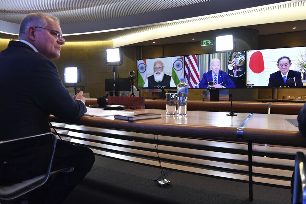 Perdana Menteri Australia Scott Morrison (kiri) berpartisipasi dalam pertemuan perdana pemimpin Quad dengan Presiden Amerika Serikat Joe Biden, Perdana Menteri Jepang Yoshihide Suga, dan Perdana Menteri India Narendra Modi dalam pertemuan virtual di Sydney, 13 Oktober 2021. 