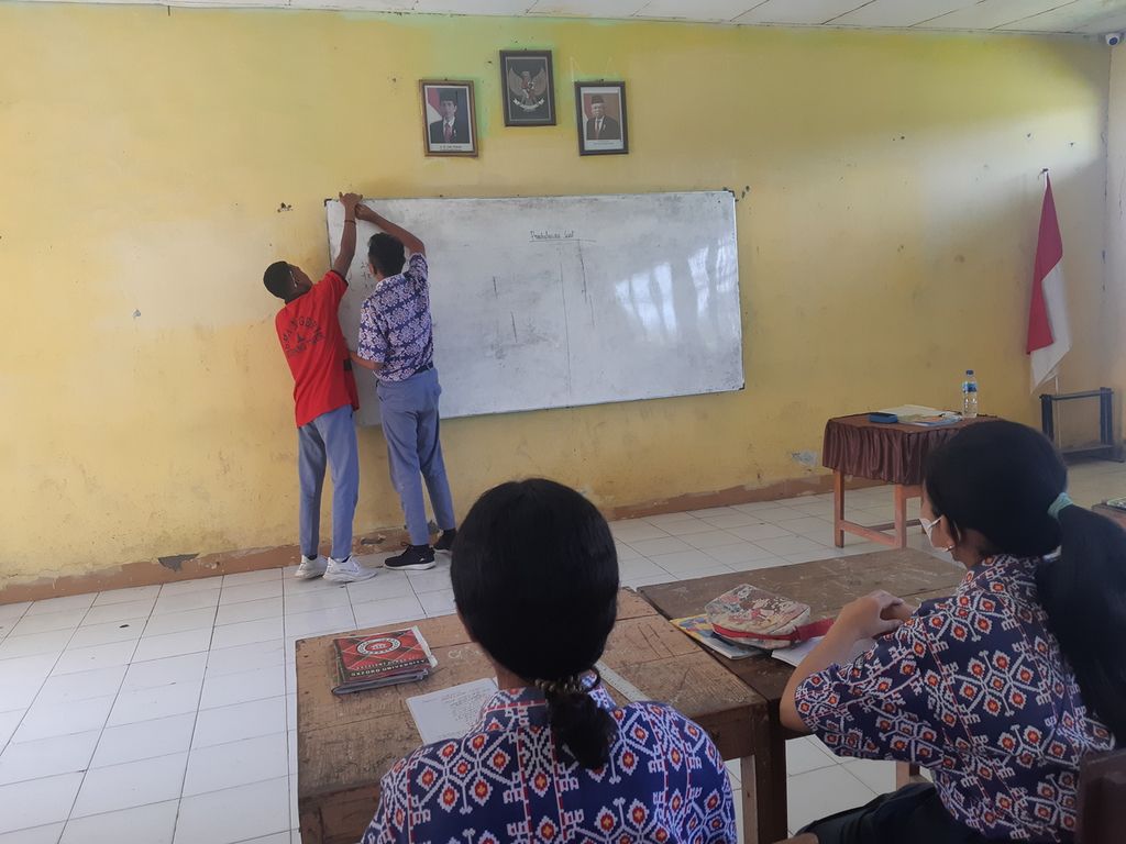 Siswa memperbaiki papan tulis di SMA Negeri 1 Kupang Timur, Kabupaten Kupang, Nusa Tenggara Timur, pada Rabu (23/11/2022). 