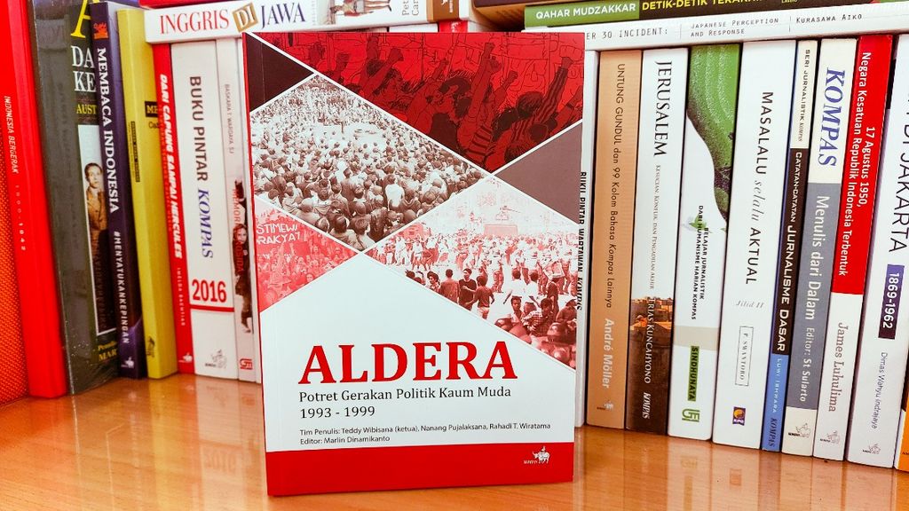 Halaman muka buku berjudul <i>ALDERA</i>, <i>Potret Gerakan Politik Kaum Muda 1993-1998.</i>