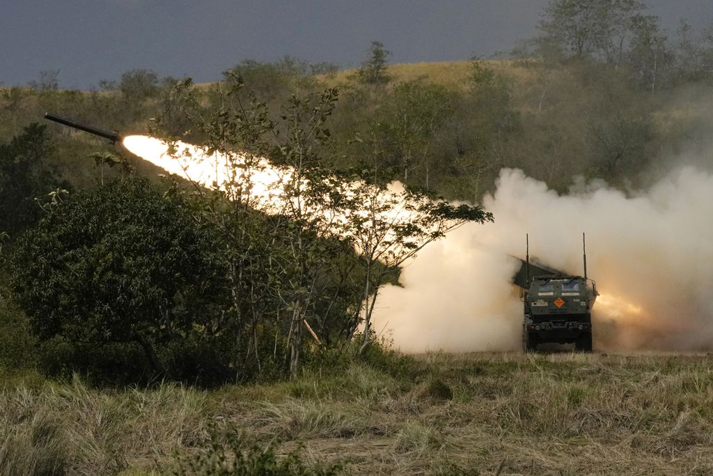 Sistem Roket Artileri Mobilitas Tinggi (HIMARS) M142 AS menembakkan rudal saat latihan militer bersama Filipina dan AS di Laur, Provinsi Nueva Ecija, Filipina, Jumat (31/3/2023). 