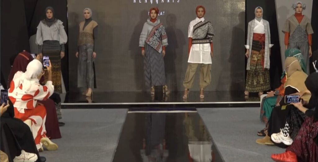 Peragaan busana karya perancang Riri Rengganis dalam Muffest 2021 di Pakuwon Mall, Surabaya, Jawa Timur, Jumat (9/4/2021). Foto diambil dari tangkapan layar siaran langsung parade busana pada akun Youtube Muslim Fashion Festival.