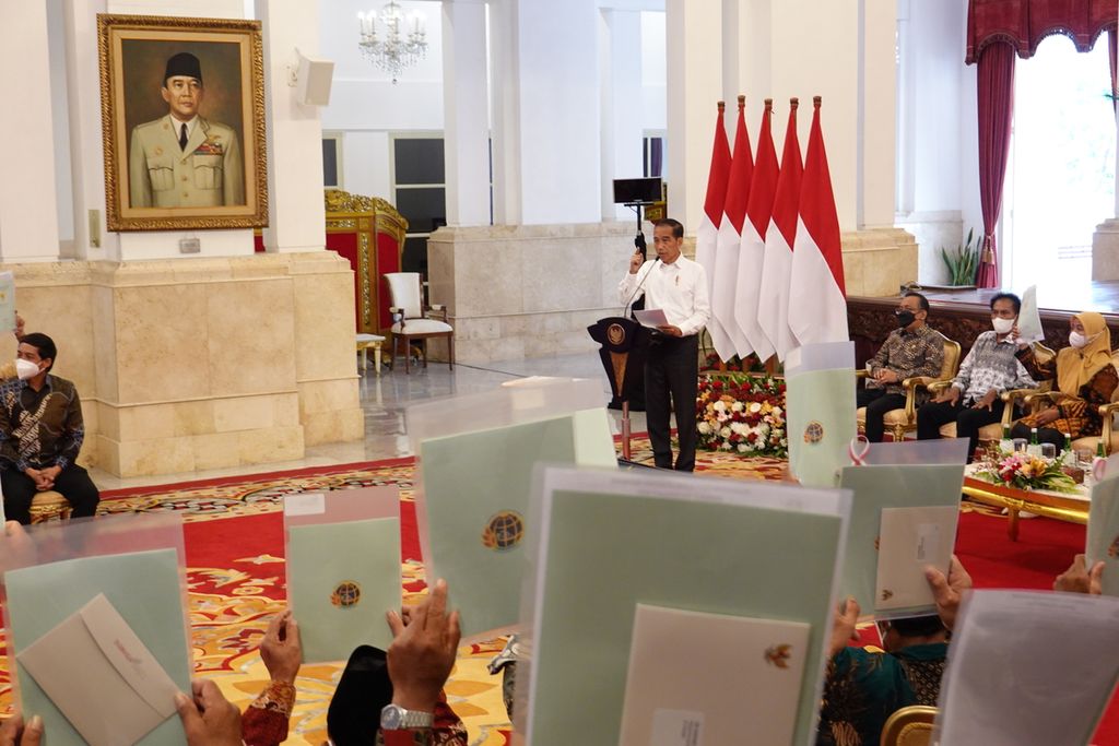 Presiden Joko Widodo menyerahkan 1.552.450 sertifikat hak atas tanah untuk rakyat di Istana Negara, Jakarta, Kamis (1/12/2022). 