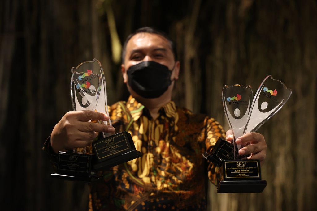 Redaktur Pelaksana Harian Kompas Adi Prinantyo mewakili Harian Kompas menerima penghargaan dalam acara SPS Awards ke-13 di Jogja National Museum, Yogyakarta, Selasa (29/3/2022) malam.