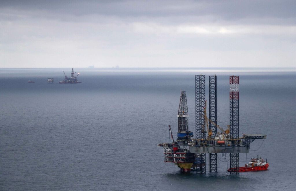 Tambang minyak lepas pantai yang dioperasikan perusahaan Lukoi Oil dari Rusia terletak di ladang minyak Korchagina di Laut Kaspia. Foto diambil pada 17 Oktober 2018.    