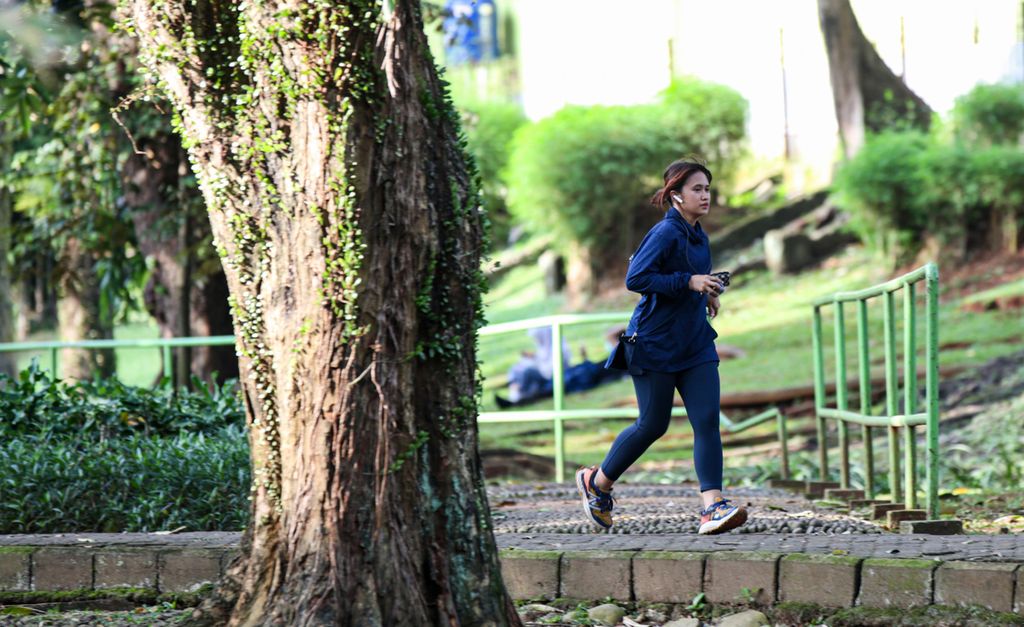 Seorang remaja putri berolahraga dengan memanfaatkan lintasan yang mengelilingi Taman Langsat, Kebayoran Baru, Jakarta Selatan, Selasa (21/3/2023). Berolahraga dapat menjadi salah satu kegiatan untuk mengelola emosi. 
