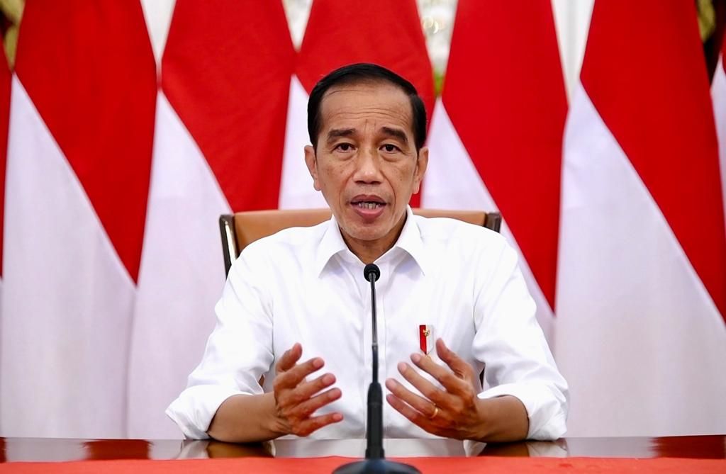 Presiden Joko Widodo menyampaikan pernyataan terkait kebijakan minyak goreng di Istana Merdeka, Jakarta, Jumat (22/4/2022). 