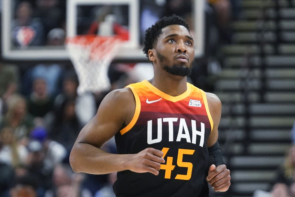 <i>Guard </i>Utah Jazz, Donovan Mitchell, melihat ke papan penunjuk angka pada laga NBA antara Utah Jazz dan Los Angeles Lakers di Vivint Smart Home Arena, 31 Maret 2022.