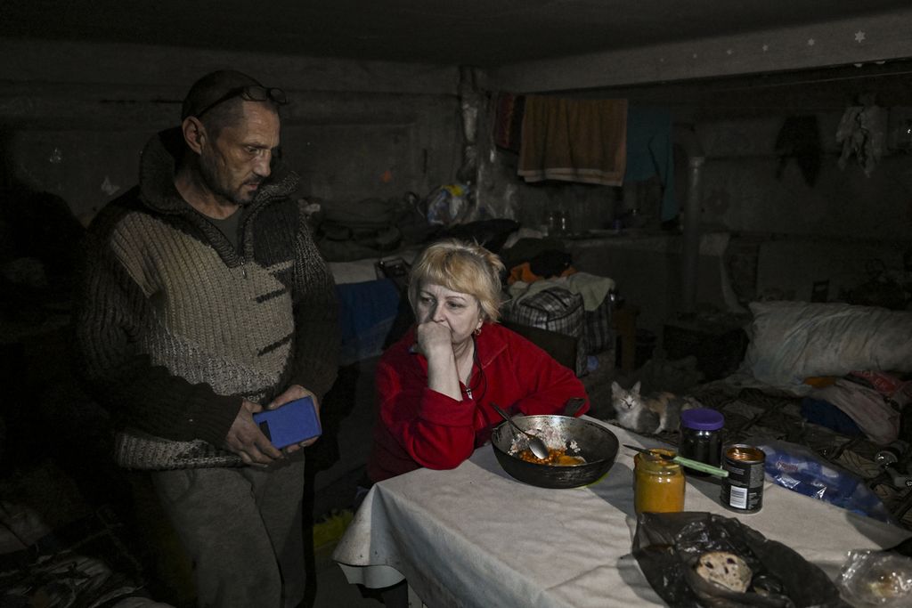 Warga Ukraina di  Desa Chasiv Yar, Donetsk, bersembunyi dalam rubanah pada 5 Maret 2023. Sejak 2014, Donetsk dan Luhansk menjadi ajang perang.