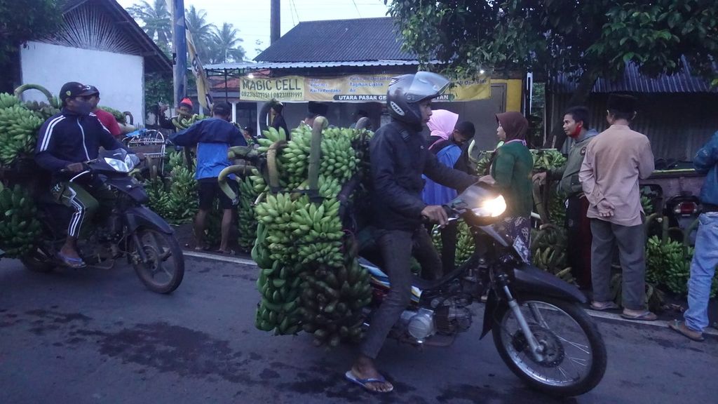 Suasana kemacetan pasar yang menjual komoditas utama pisang di tepi jalan raya yang menghubungkan Kota Surabaya dan Kabupaten Lumajang, Jawa Timur, Jumat (14/1/2022).