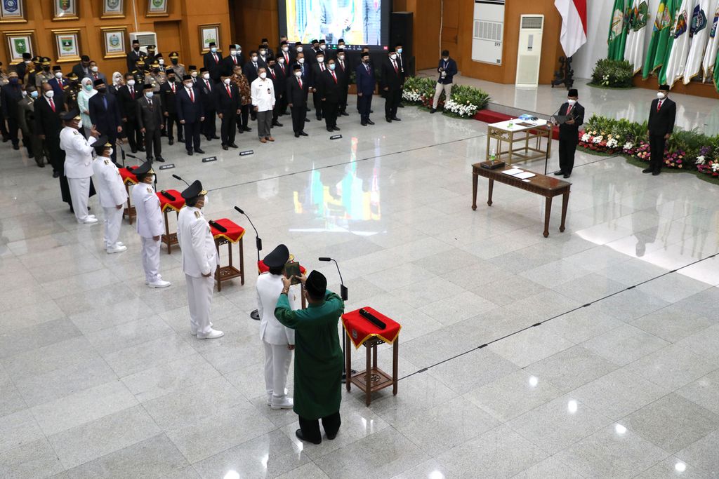Sebanyak lima penjabat gubernur mengucapkan sumpah dan janji jabatan dipandu Menteri Dalam Negeri Tito Karnavian saat pelantikan mereka di Kantor Kementrian Dalam Negeri, Jakarta, Kamis (12/5/2022). 