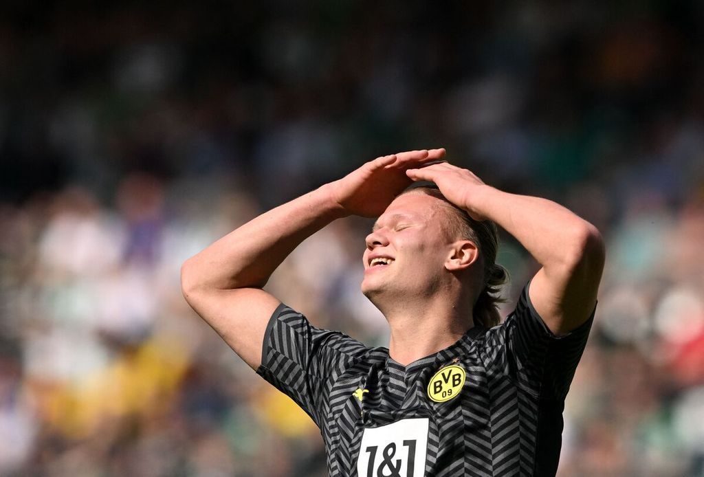 Reaksi penyerang muda Borussia Dortmund Erling Braut Haaland saat gagal mencetak gol pada laga Bundesliga Jerman antara Greuther Fuerth dan Borussia Dortmund di Fuerth, Jerman, 7 Mei 2022. Haaland telah menyetujui kontrak 5 tahun dengan Manchester City.