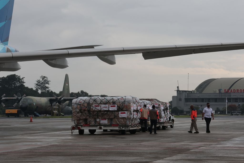 Sebanyak empat pesawat Garuda Indonesia diberangkatkan ke Turki dan Suriah, Selasa (21/2/2023). Keempat pesawat membawa 140 ton bantuan berupa makanan, pakaian, serta logistik lain untuk warga terdampak gempa di kedua negara.