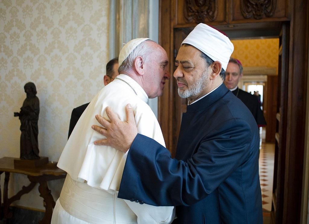 Dalam arsip foto yang dirilis Vatikan pada Minggu lalu, Paus Fransiskus menyambut hangat Imam Besar Masjid Al-Azhar Sheikh Ahmed al-Tayeb (kanan) di Vatikan. Paus Fransiskus memulai kunjungannya ke Mesir pada Jumat ini dan akan diawali dengan pelayanan misa di Kairo.