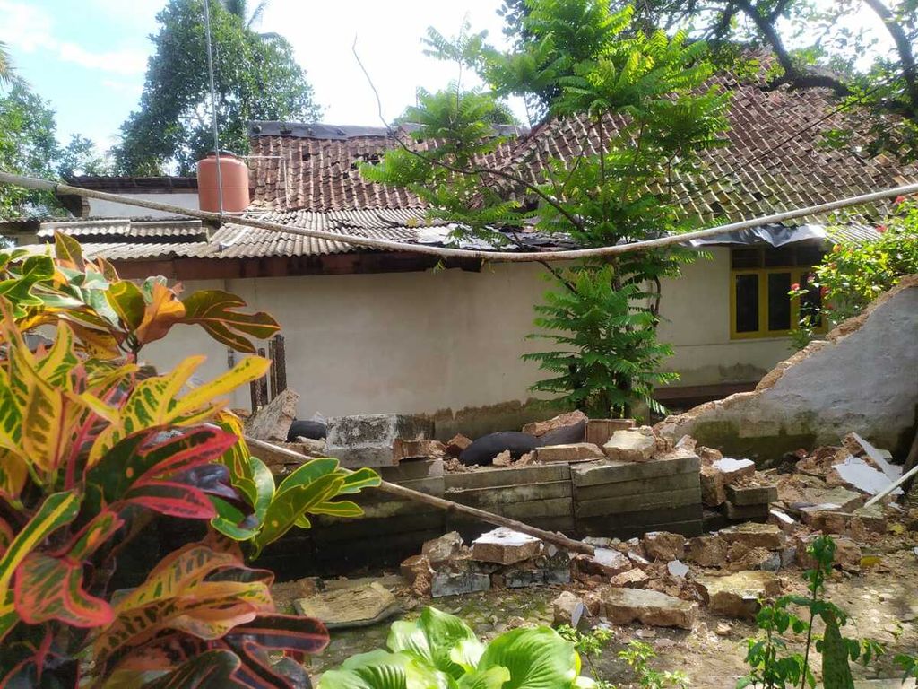 Dampak gempa bumi di Warungkondang, Cianjur, Jawa Barat, Senin (21/11/2022). Gempa merusak infrastruktur di sejumlah wilayah di Cianjur.