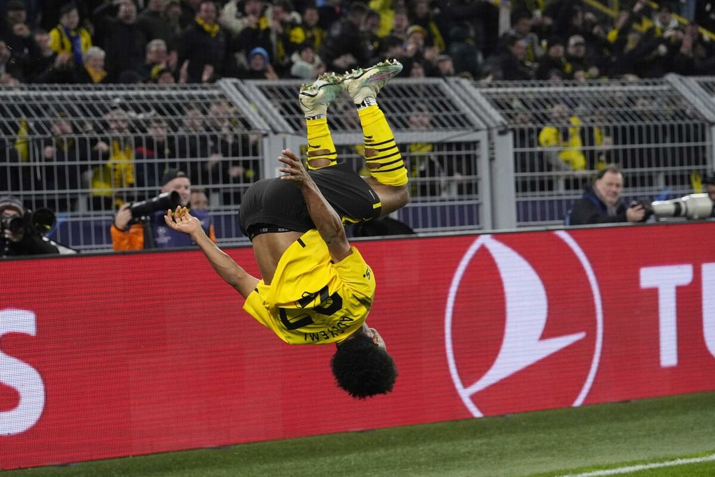  Selebrasi penyerang Dortmund Karim Adeyemi setelah mencetak gol pembuka pada Liga Champions, leg pertama babak 16 besar antara Borussia Dortmund melawan Chelsea, di Dortmund, Jerman, Kamis (16/2/2023) dini hari WIB. 