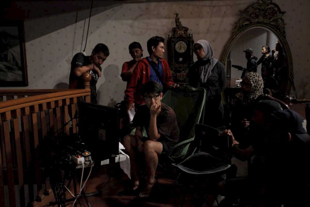 Suasana pembuatan film horor <i>Danur </i>yang meledak di pasaran dengan jumlah penonton lebih dari 2,7 juta orang. Selain di Indonesia, Danur juga diputar di Malaysia dan Brunei Darussalam.