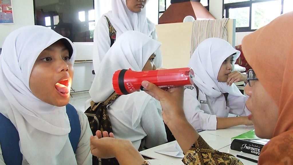 Tim dokter dari Pusat Kesehatan Masyarakat Tapos memeriksa kesehatan siswa Sekolah Menengah Atas Negeri 4 Depok, Jawa Barat (29/8/2019). Pemeriksaan dilakukan seiring dengan merebaknya virus hepatitis A di wilayah tersebut. 