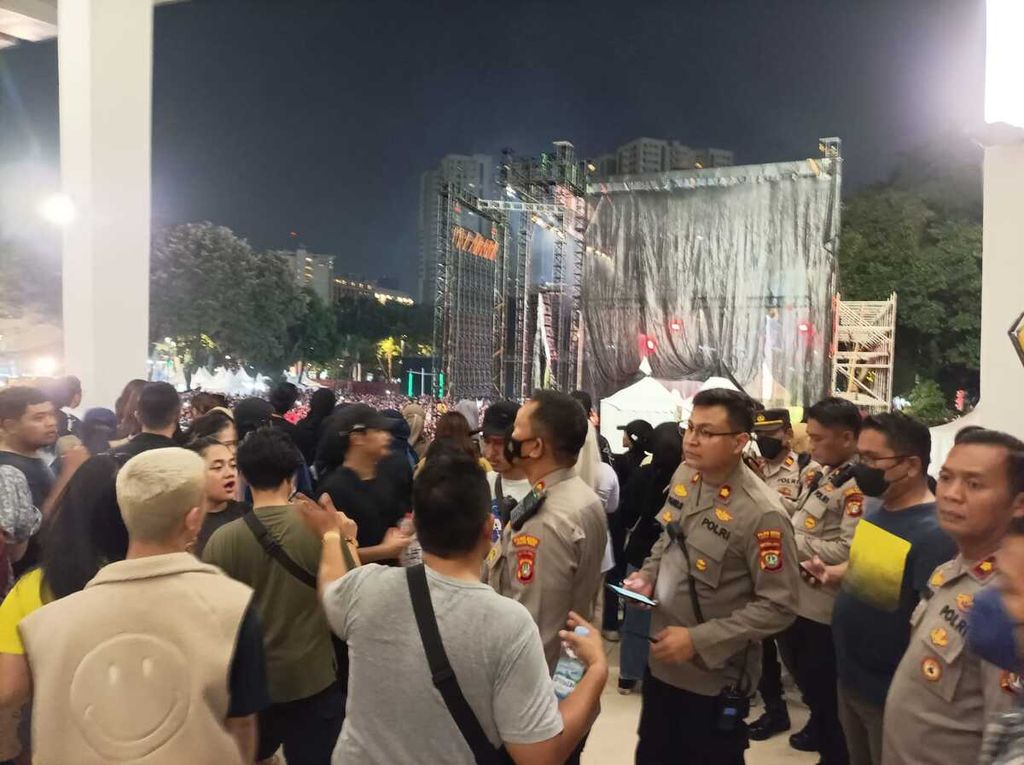 Suasana acara Berdendang Bergoyang Festival di Kompleks GBK, Jakarta Pusat, Sabtu (29/10/2022). Acara itu dibubarkan pada pukul 22.00 oleh polisi dari waktu seharusnya pukul 23.00. Penyelenggara mengabaikan izin kapasitas lokasi acara hingga pengunjung membeludak.