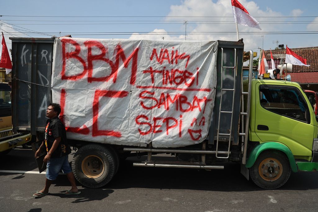 Supir truk memarkir kendaraan saat menggelar aksi unjuk rasa di kawasan Monumen Bambu Runcing, Muntilan, Kabupaten Magelang, Jawa Tengah (15/9/2022). Massa yang tergabung dalam Gerakan Masyarakat dan Mahasiswa Magelang (Geram) menggelar aksi unjuk rasa menolak kenaikan harga BBM. 