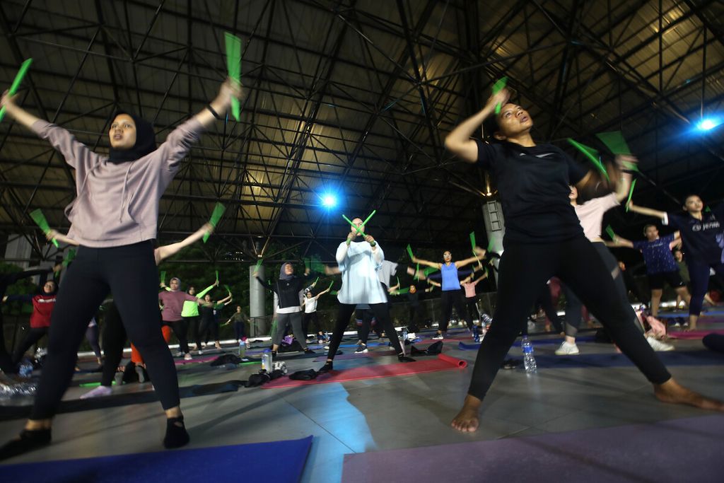Peserta mengikuti sesi olahraga <i>pound fit </i>di kompleks Gelora Bung Karno, Senayan, Jakarta, pertengahan Mei 2022.