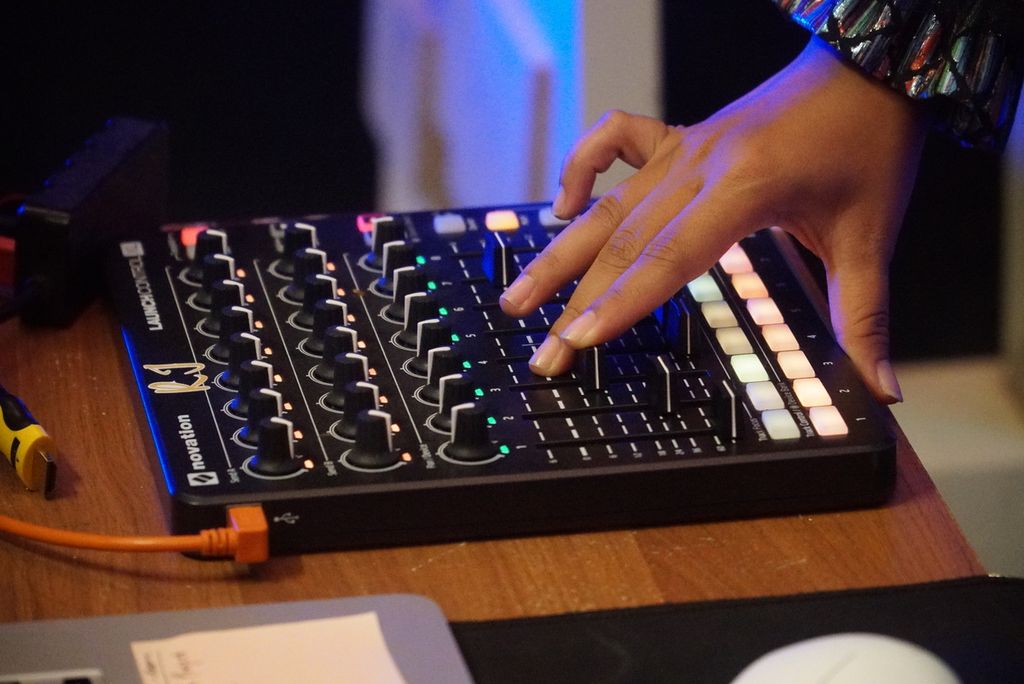 Rani Jambak mengoperasikan synthesizer dalam penampilan karya musik Kincia Aia: Malenong (M)ASO di Rumah Gagas, Nagari Lasi, Kecamatan Candung, Agam, Sumatera Barat, Jumat (22/7/2022) malam. Karya musik eksperimental itu terinspirasi dari teknologi <i>kincia aia</i> atau kincir air Minangkabau yang setidaknya sudah ada sejak 204 tahun silam.