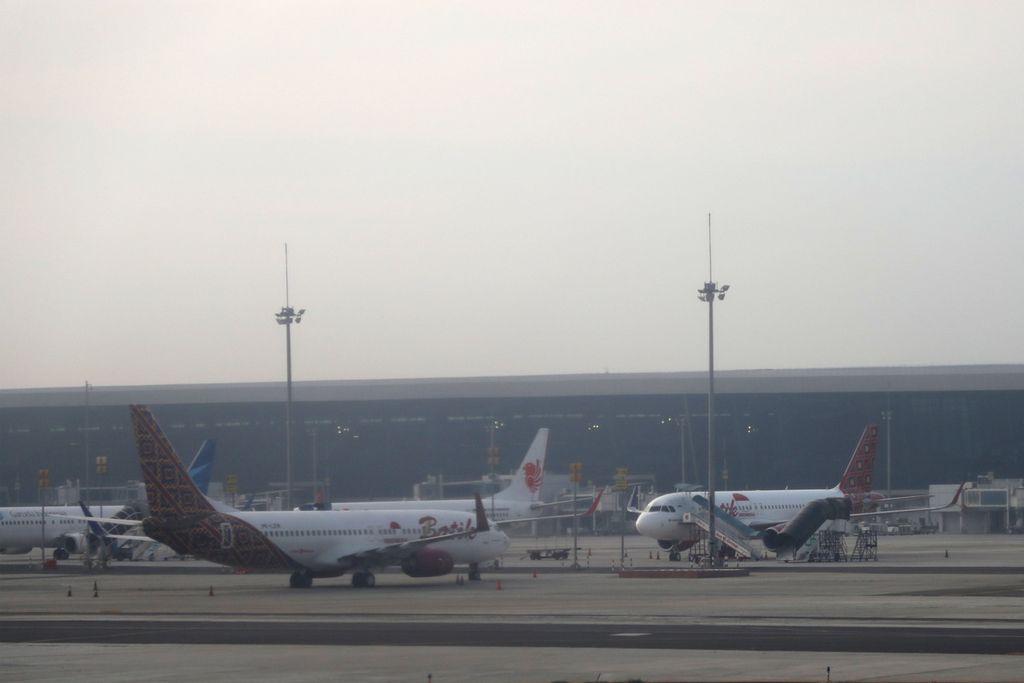 Pesawat terbang yang terparkir di Bandara Soekarno-Hatta, Tangerang, Banten, Jumat (10/7/2020). Sejumlah maskapai penerbangan telah membuka penerbangan kembali dalam situasi penerapan kehidupan normal baru. 