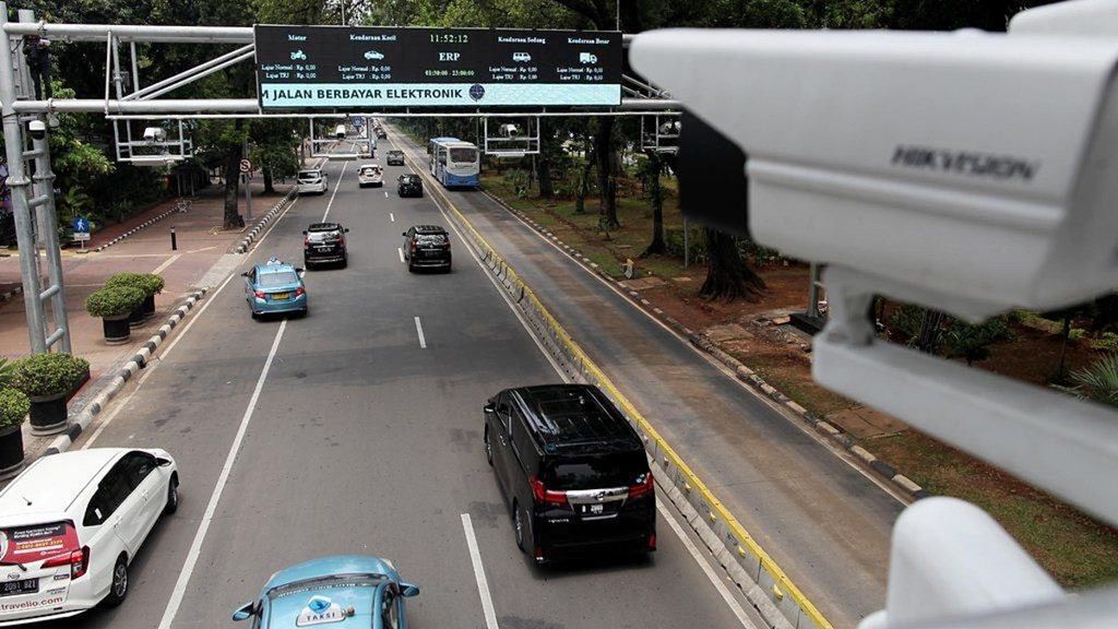 Gerbang jalan berbayar elektronik (<i>electronic road pricing</i>/ERP) yang disiapkan di Jalan Medan Merdeka Barat, Jakarta, Selasa (13/11/2018). 