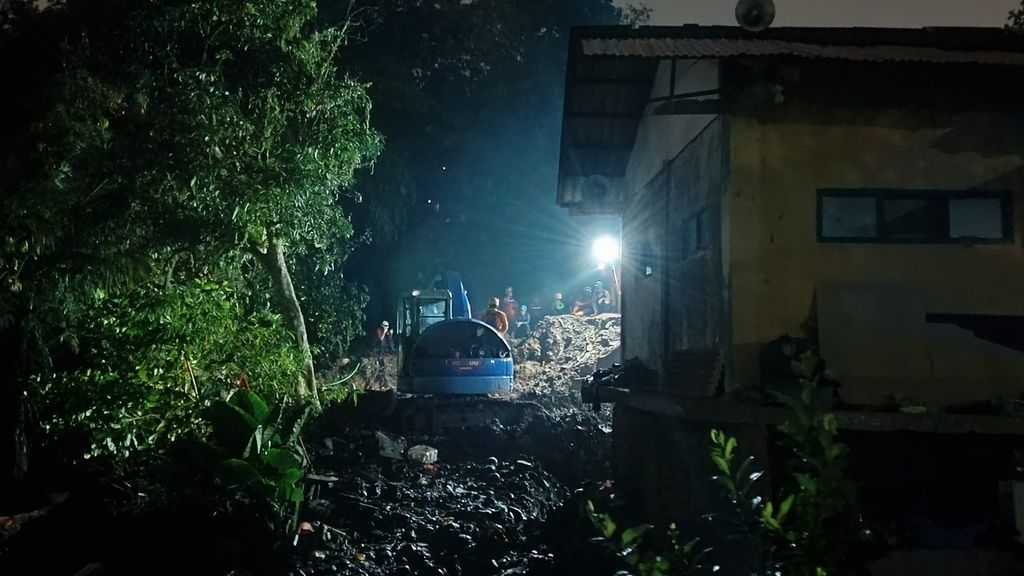 Hingga Kamis (16/3/2023) pukul 21.00, tim SAR dibantu alat berat kembali melanjutkan pencarian dua korban longsor di Kampung Sirna Sari, Kelurahan Empang, Bogor Selatan, Kota Bogor. Sebelumnya pada Kamis sore petugas menemukan dua korban.