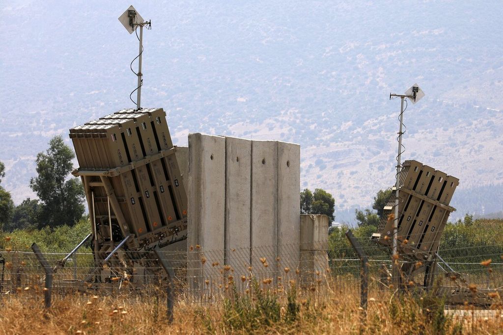 Sistem pertahanan Iron Dome, yang dirancang untuk mencegat dan menghancurkan roket jarak pendek dan serangan artileri disiagakan di Lembah Hula, Israel utara yang berada di perbatasan dengan Lebanon. Kamis (5/8/2021). Militer Israel mengatakan kelompok Hezbollah diperkirakan memiliki lebih dari 130.000 roket dan rudal yang dapat digunakan untuk melakukan serangan ke wilayah Israel. 