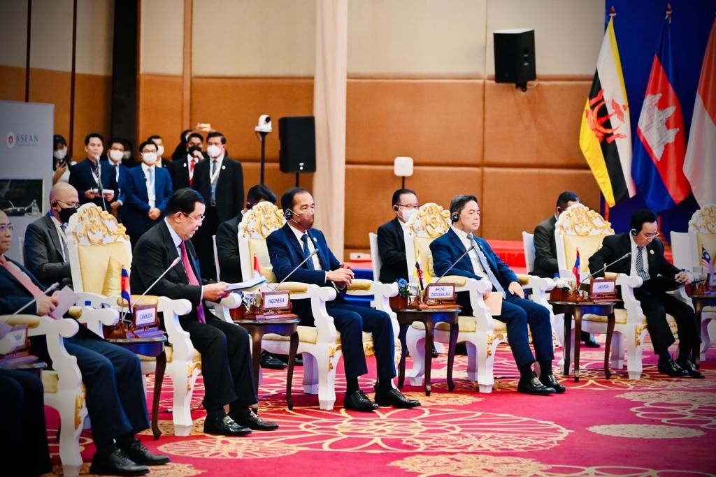 Presiden Joko Widodo saat bertemu pemimpin ASEAN dan perwakilan ASEAN Inter-Parliament Assembly (AIPA) di Hotel Sokha Phnom Penh, Kamboja, Kamis, 10 November 2022. 