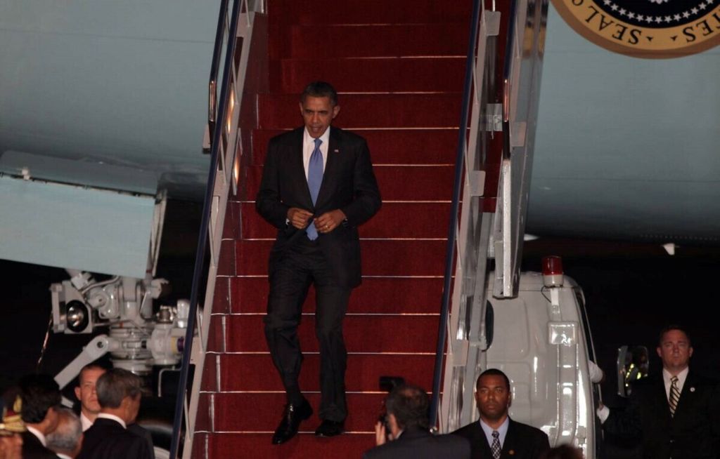 Presiden Amerika Serikat Barack Obama turun dari pesawat Air Force One di Bandara Ngurah Rai, Bali, Kamis (17/11/2011). Obama datang ke Indonesia untuk menghadiri KTT ASEAN ke-19 di Nusa Dua, Bali.  