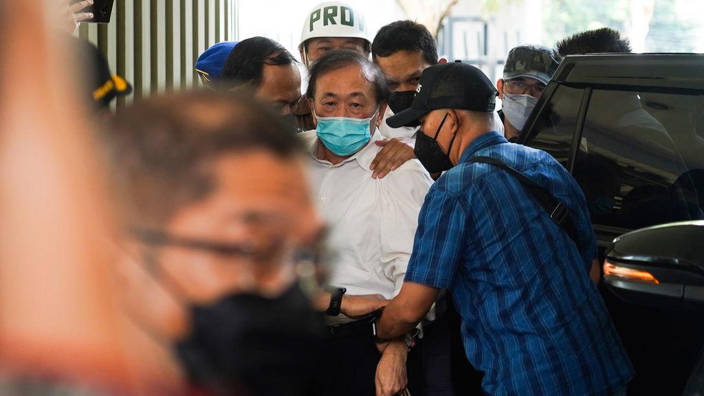 Koruptor Surya Darmadi (tengah) saat digiring petugas ketika tiba di Kantor Kejaksaan Agung RI, Jakarta, Senin (15/8/2022). 