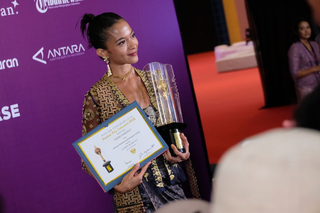 Aktris Putri Marino dinyatakan sebagai pemenang nominasi Pemeran Pendukung Perempuan Terbaik di ajang Festival Film Indonesia (FFI) 2022. Malam puncak FFI dilakukan di Jakarta, Selasa (22/11/2022).