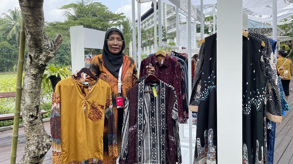 Pemilik Saniyya Batik dan Butik, Titin, menunjukkan produknya dalam pameran UMKM ASEAN Economic Minister (AEM) Retreat yang digelar pada 20-22 Maret 2023 di Plataran, Magelang, Jawa Tengah.