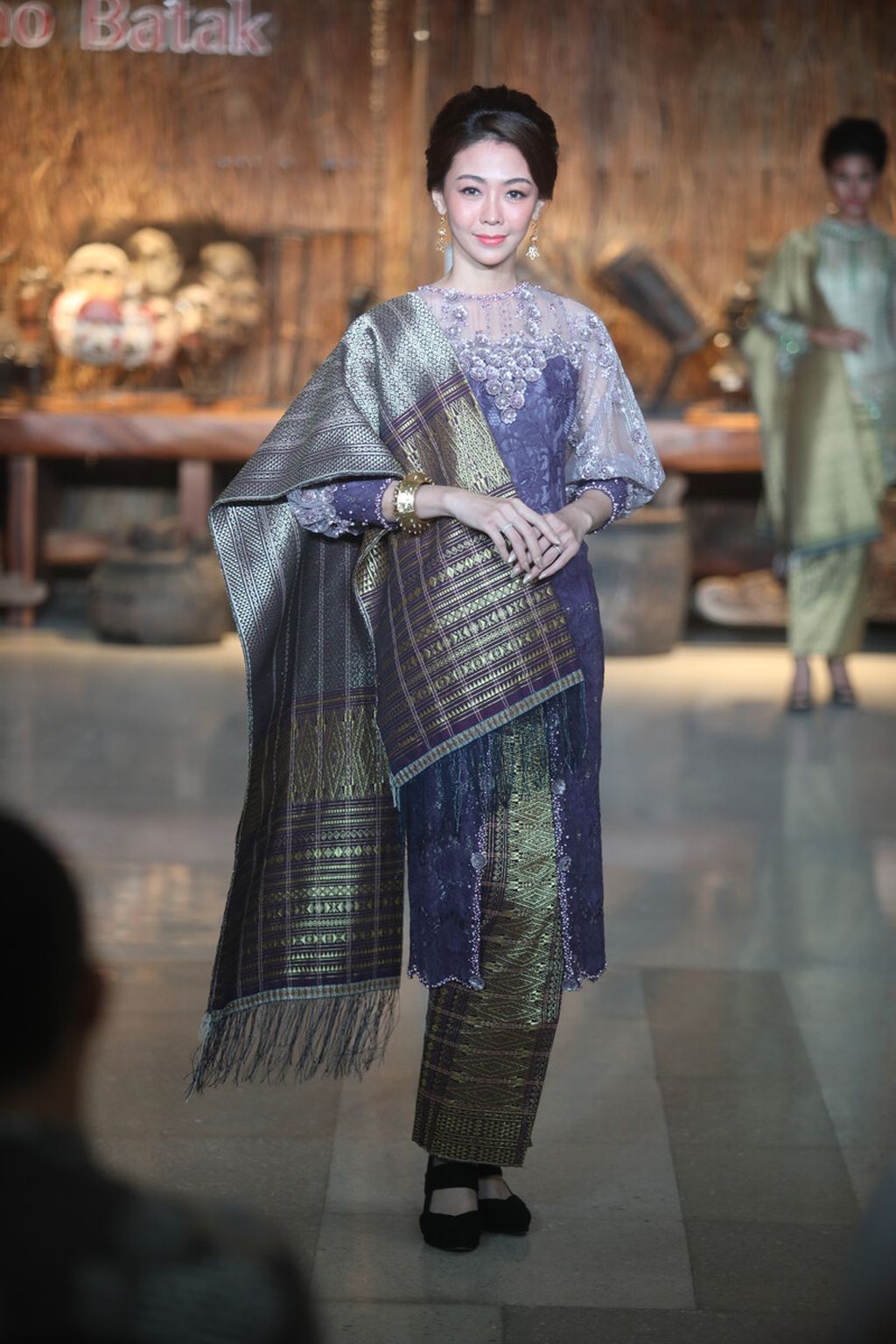 Kain tenun karya Torang Sitorus yang berkolaborasi dengan para desainer kebaya  dari Medan ditampilkan  pada fashion show  di Sarinah, Jakarta, Kamis (2/6/2022). 