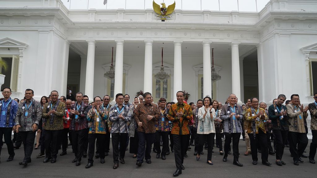 Kompas100 CEO Forum participants powered by East Ventures walk together after taking a photo with President Joko Widodo on the steps of the Merdeka Palace, Jakarta, Friday (2/12/2022).