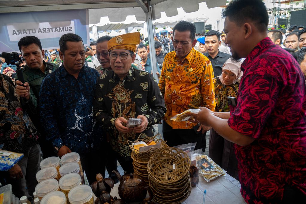 Menteri Desa, Pembangunan Daerah Tertinggal, dan Transmigrasi Abdul Halim Iskandar meninjau salah satu kios badan usaha milik desa (BUMDes) saat rangkaian Hari BUMDes Nasional di Bintan, Kepulauan Riau, Rabu (1/2/2023).