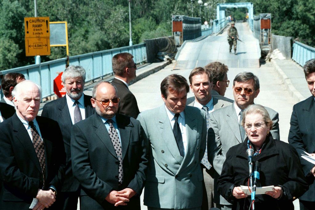  Menlu AS Madeleine Albright (kanan) menyampaikan pidato dalam acara pembukaan jembatan penyeberangan di atas Sungai Sava, Brcko, sekitar 200 kilometer utara Sarajevo, Bosnia, 1 Juni 1997. Jembatan itu sebagai penghubung antara Bosnia dan Kroasia. 