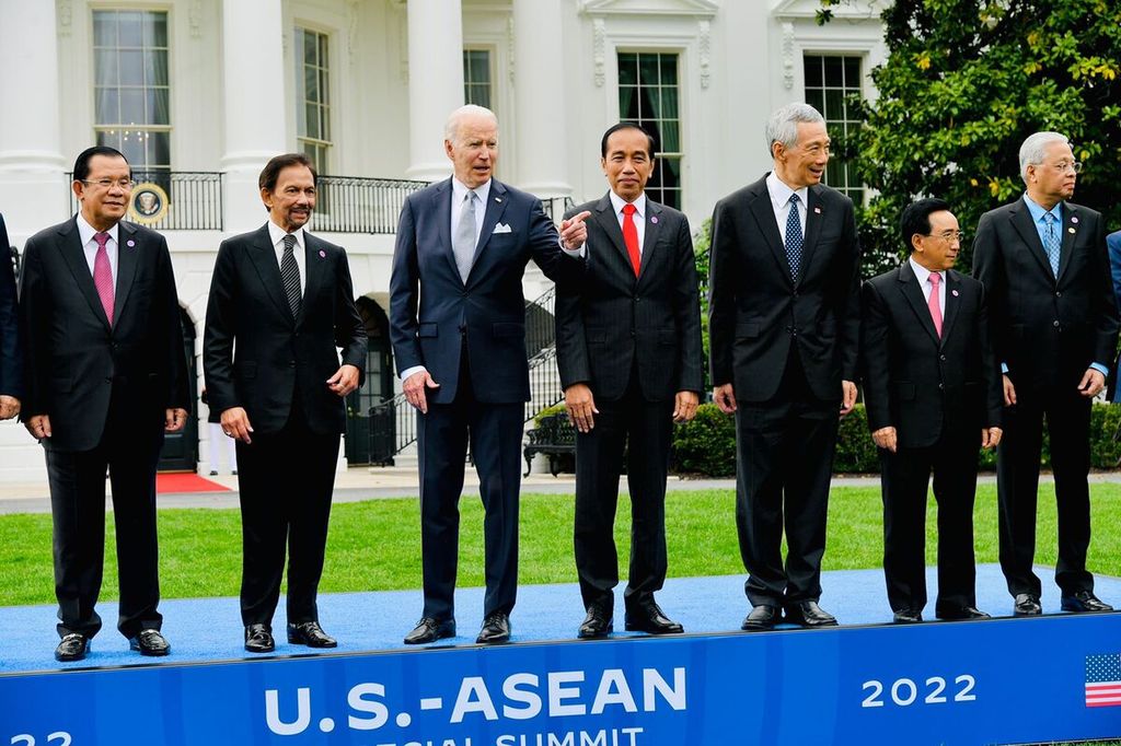 Presiden Joko Widodo yang berdiri di samping Presiden Joe Biden saat berfoto bersama pemimpin negara-negara ASEAN di halaman Gedung Putih, Washington DC, Kamis (12/5/2022) waktu setempat.
